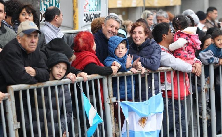 Con un colorido desfile cívico y militar, Córdoba celebra sus 450 años