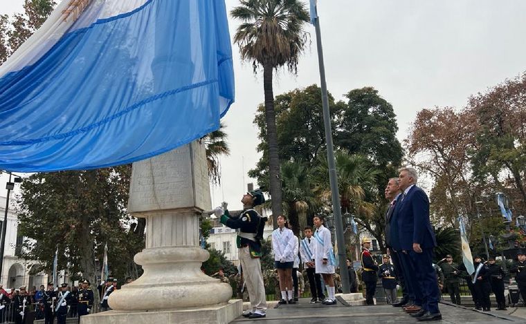 Con un colorido desfile cívico y militar, Córdoba celebra sus 450 años