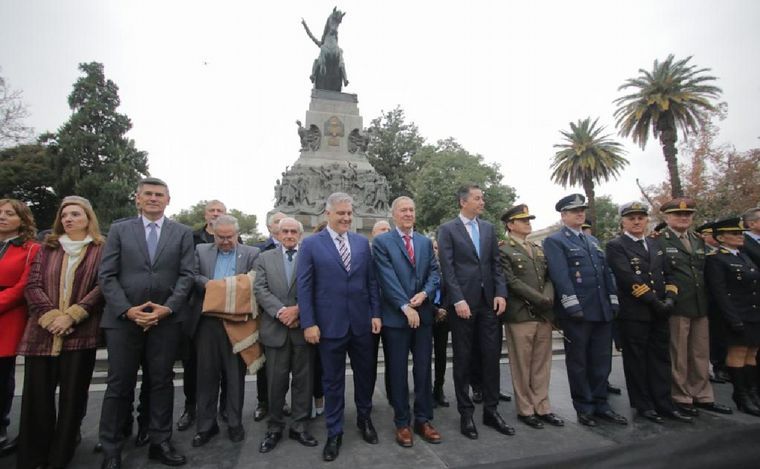 Con un colorido desfile cívico y militar, Córdoba celebra sus 450 años