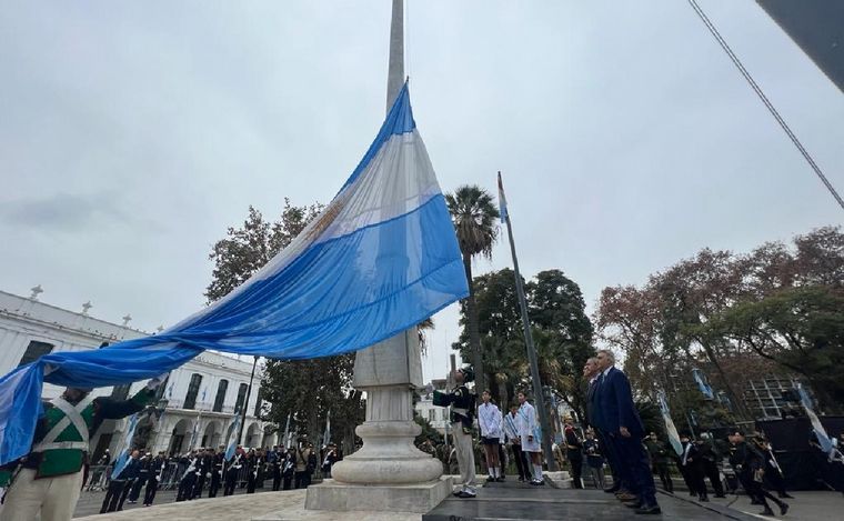 Con un colorido desfile cívico y militar, Córdoba celebra sus 450 años