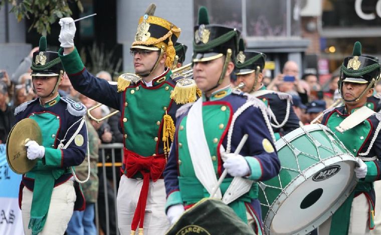 Con un colorido desfile cívico y militar, Córdoba celebra sus 450 años