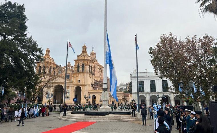 Con un colorido desfile cívico y militar, Córdoba celebra sus 450 años