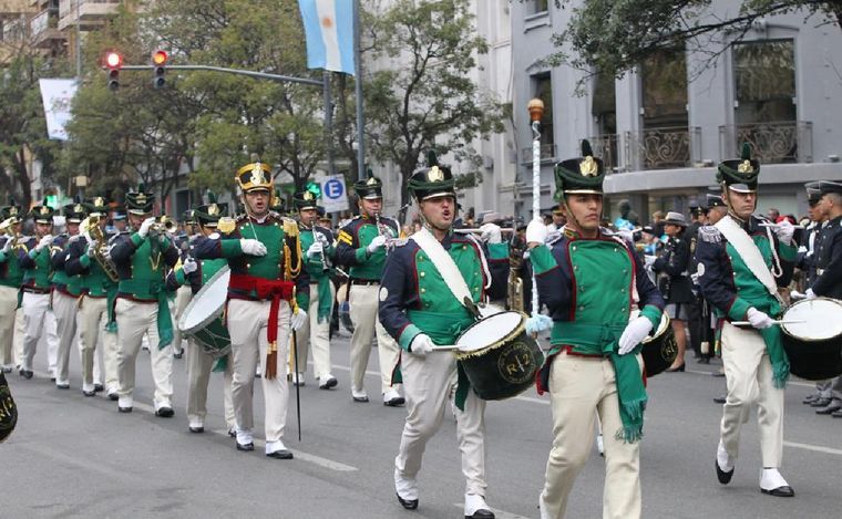 Con un colorido desfile cívico y militar, Córdoba celebra sus 450 años