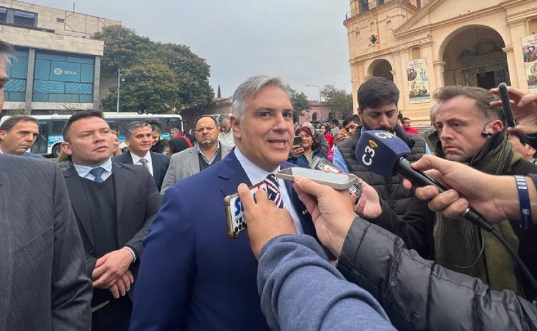 Con un colorido desfile cívico y militar, Córdoba celebra sus 450 años