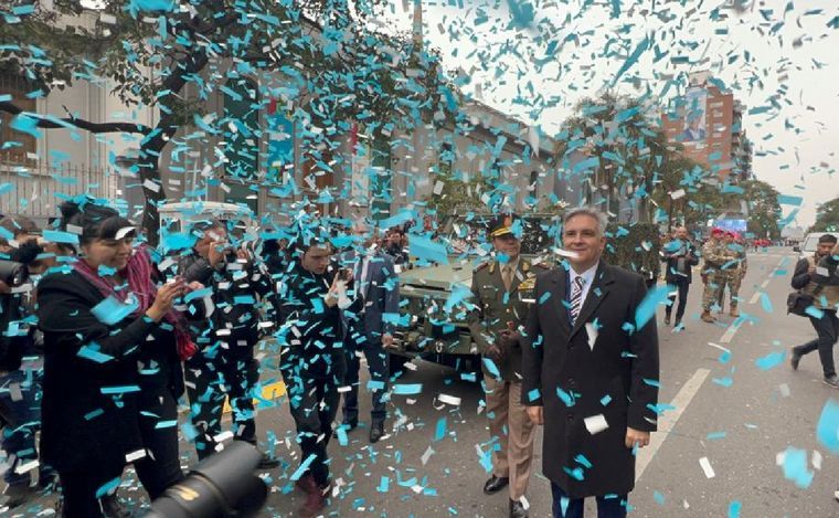 Con un colorido desfile cívico y militar, Córdoba celebra sus 450 años