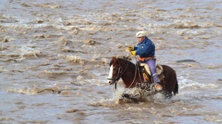 A caballo y con un río desbordado restituyeron la luz a vecinos aislados 