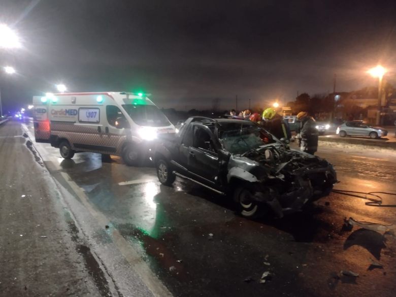 Un conductor herido al chocar con un camión