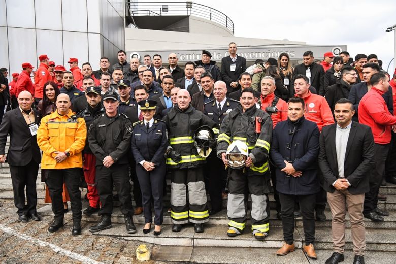 Bomberos de la Policía celebraron sus 135 años con una exhibición de alto riesgo