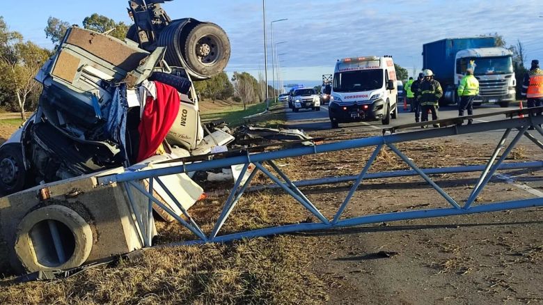 Córdoba: un camionero murió tras chocar y volcar en la autopista Córdoba-Rosario