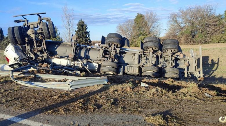 Córdoba: un camionero murió tras chocar y volcar en la autopista Córdoba-Rosario