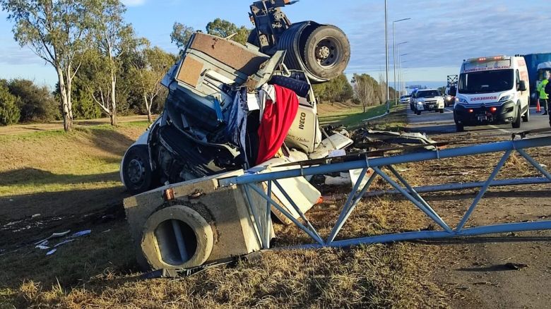 Córdoba: un camionero murió tras chocar y volcar en la autopista Córdoba-Rosario