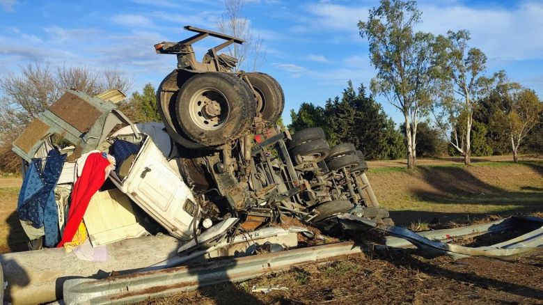 Córdoba: un camionero murió tras chocar y volcar en la autopista Córdoba-Rosario