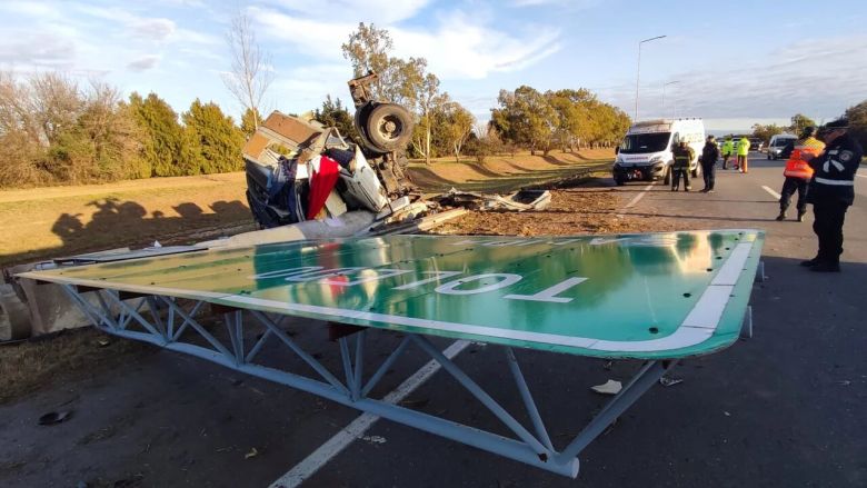 Córdoba: un camionero murió tras chocar y volcar en la autopista Córdoba-Rosario