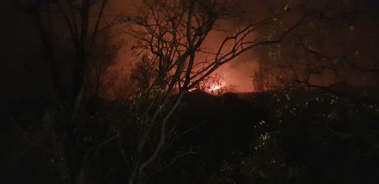 Continúa activo el incendio en el cerro Uritorco