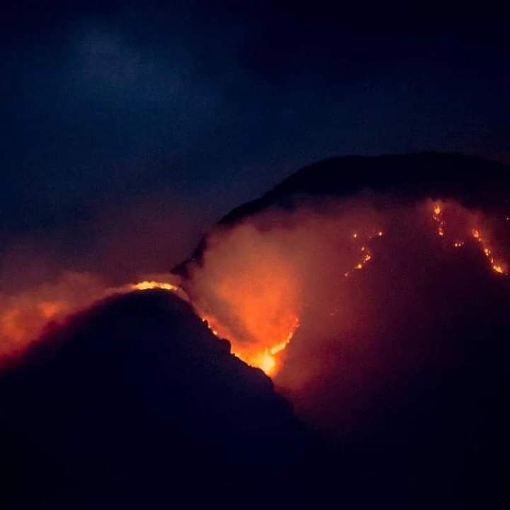 Continúa activo el incendio en el cerro Uritorco