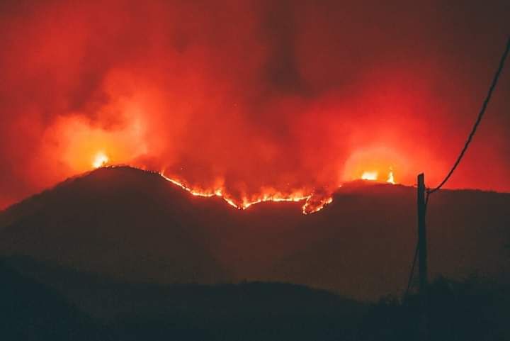 Continúa activo el incendio en el cerro Uritorco