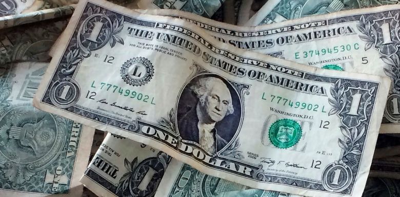 El dólar blue retrocedió 16 pesos y cerró a $ 536