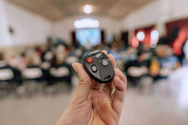 Prevención: entregaron pulsadores de alarmas comunitarias a tres barrios de la ciudad