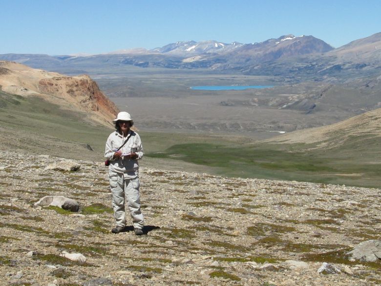 Una riocuartense con una vida de ensueños entre la montaña, las plantas y su perra “Chocolina”