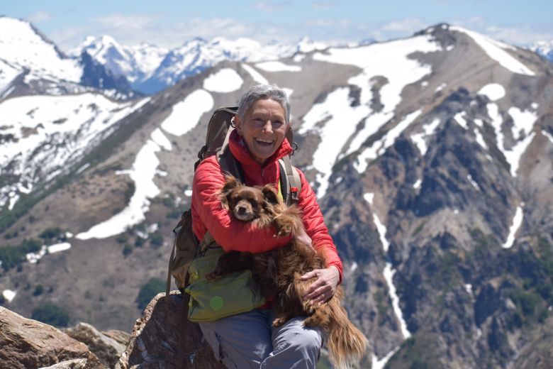 Una riocuartense con una vida de ensueños entre la montaña, las plantas y su perra “Chocolina”