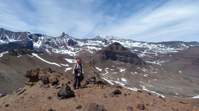 Una riocuartense con una vida de ensueños entre la montaña, las plantas y su perra “Chocolina”