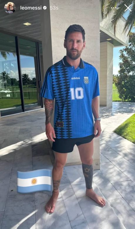 Con una icónica camiseta, Lionel Messi le hizo un inesperado homenaje a Diego Maradona