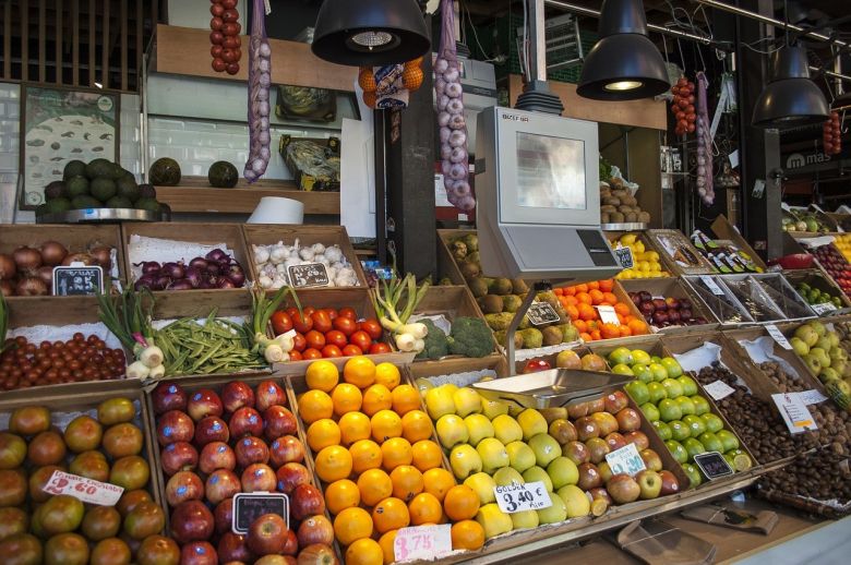 Familias usan tarjeta de crédito para la compra de alimentos