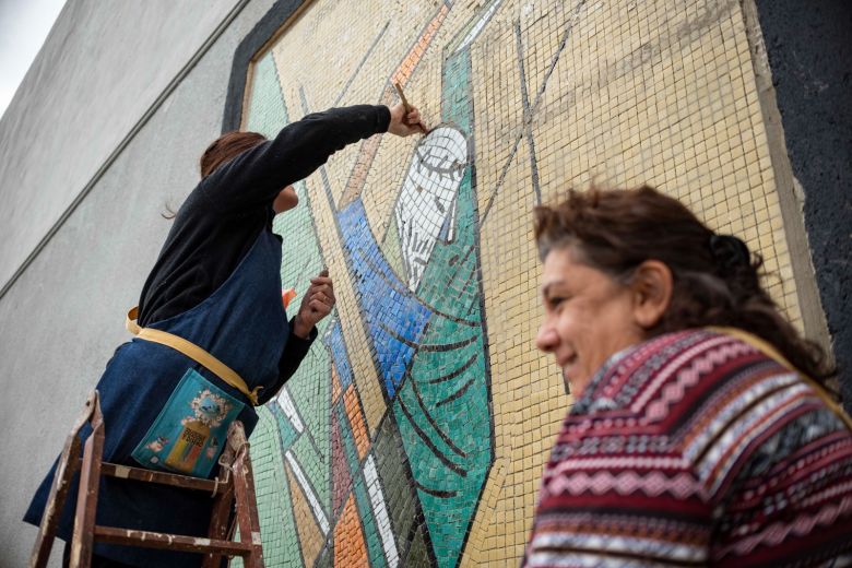 Finalizarán la obra de mosaiquismo "Vía Crucis" en el Cementerio