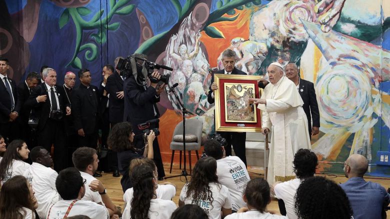 Francisco pintó en un mural de Scholas en Portugal "para unir el mundo físico y el real"