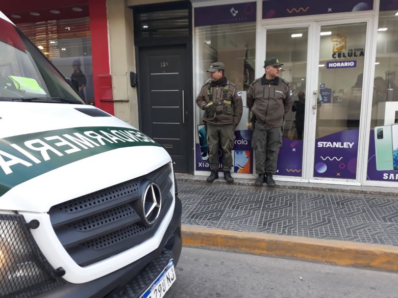 Operativo de Gendarmería y AFIP en un local de telefonía celular