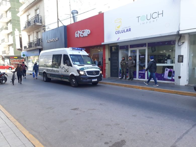 Operativo de Gendarmería y AFIP en un local de telefonía celular