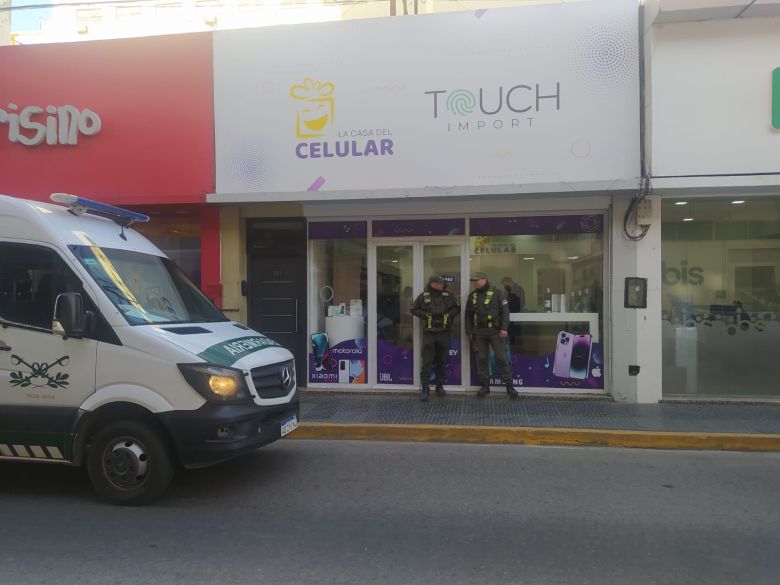 Operativo de Gendarmería y AFIP en un local de telefonía celular