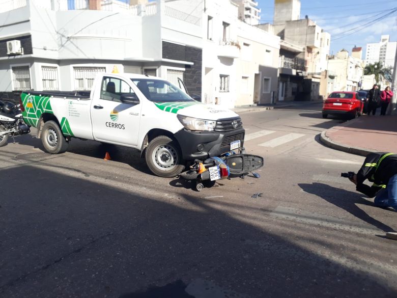 Choque frontal entre una camioneta y una moto