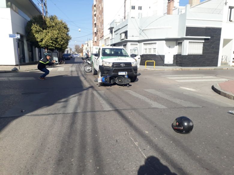 Choque frontal entre una camioneta y una moto