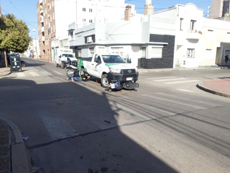 Choque frontal entre una camioneta y una moto