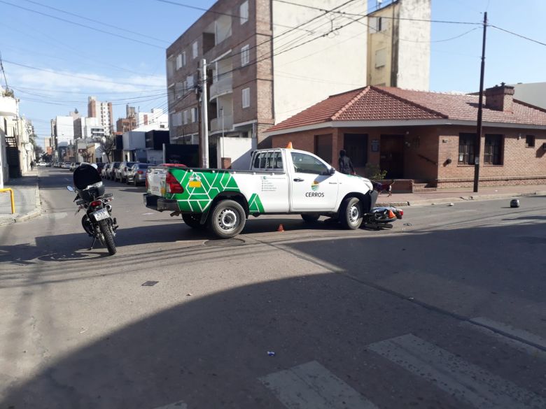 Choque frontal entre una camioneta y una moto