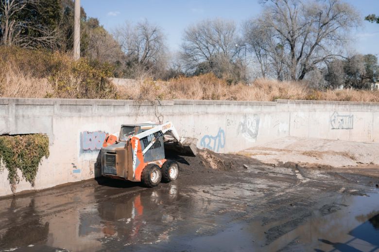 El EMOS trabaja en la limpieza de los desagües de AJEPROC