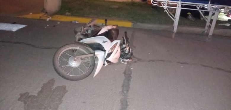 General Deheza: una motociclista perdió el control y le provocó lesiones