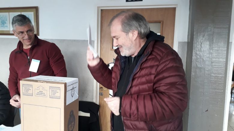 El precandidato a parlamentario, Benedetto ya emitió su voto