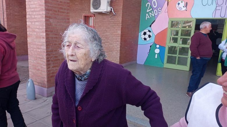 Villa Mercedes: Ejemplo de civismo a los 94 años votó la abuela Elida