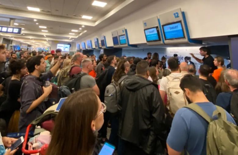 Un paro de maleteros en Aeroparque, Ezeiza y Córdoba obligó a la cancelación de 40 vuelos