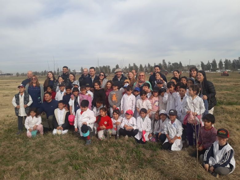 En Bio 4 se plantaron más de mil árboles en conjunto con el colegio Indio Felipe Rosas y el municipio