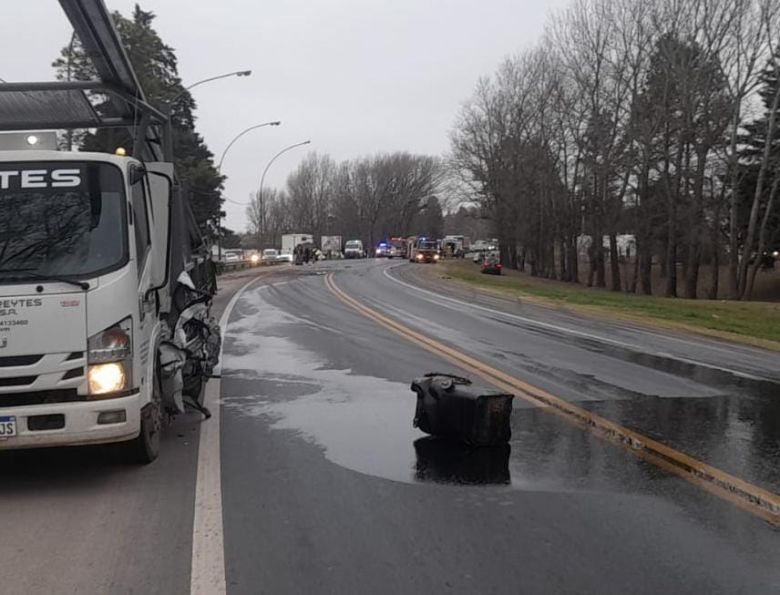 Dos personas lesionadas al colisionar un camión y un auto en el acceso de General Deheza