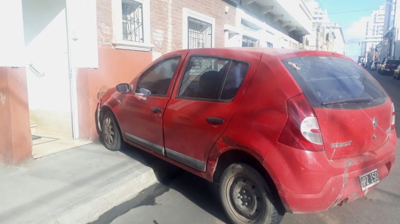 Un auto colisionó y chocó contra una vivienda en pleno microcentro