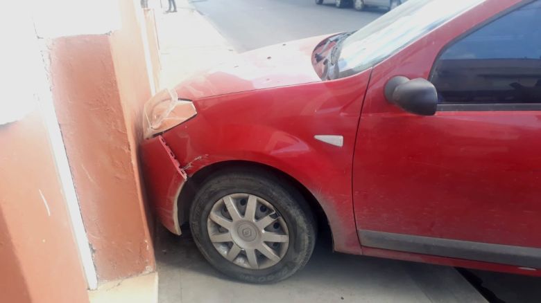 Un auto colisionó y chocó contra una vivienda en pleno microcentro