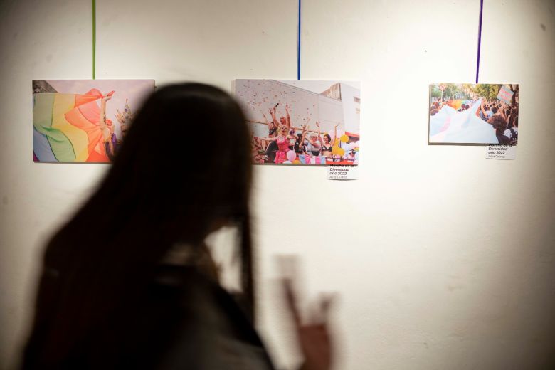 Comenzó la exposición fotográfica  “Muestra Orgullo” en el Teatrino de la Trapalanda