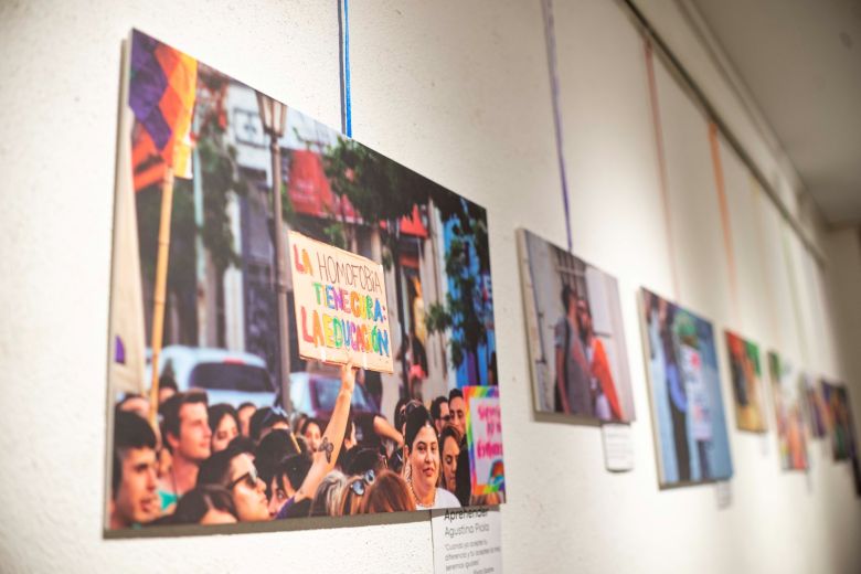 Comenzó la exposición fotográfica  “Muestra Orgullo” en el Teatrino de la Trapalanda