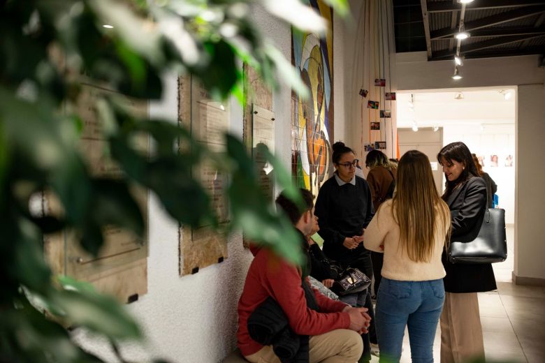 Comenzó la exposición fotográfica  “Muestra Orgullo” en el Teatrino de la Trapalanda