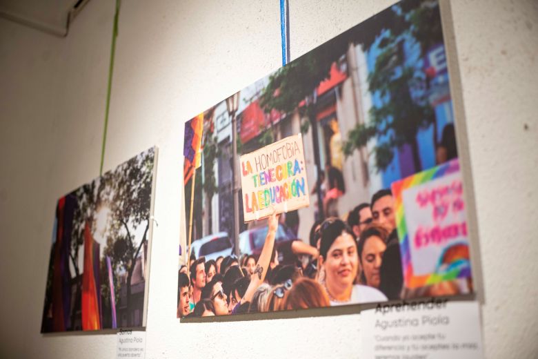 Comenzó la exposición fotográfica  “Muestra Orgullo” en el Teatrino de la Trapalanda