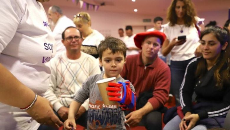 Voluntarios de Telecom entregaron prótesis gratuitas en Córdoba en alianza con Gino Tubaro